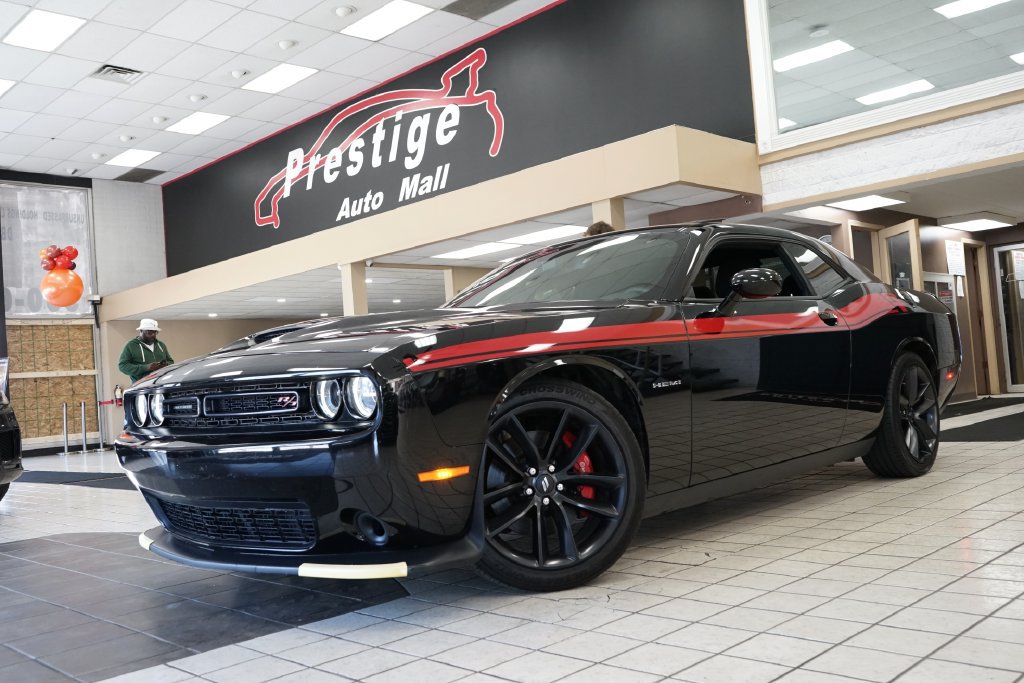 Used 2022 Dodge Challenger R/T w/ Performance Handling Group RWD image 22