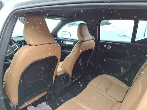 Used 2020 Volvo XC40 T4 Momentum image 13