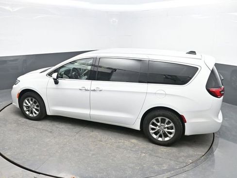 Used 2023 Chrysler Pacifica Touring-L image 22