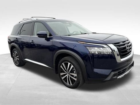 Used 2024 Nissan Pathfinder Platinum w/ Cargo Package image 7