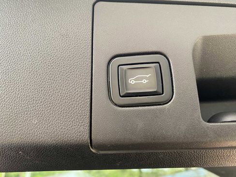 Used 2023 Cadillac XT4 Luxury w/ Cold Weather Package FWD image 35