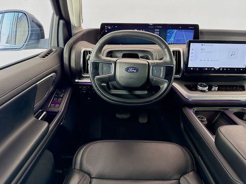 Used 2025 Ford Expedition Platinum image 25