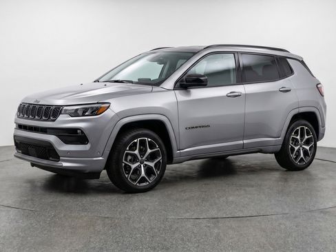 Used 2025 Jeep Compass Limited AWD/4WD image 3