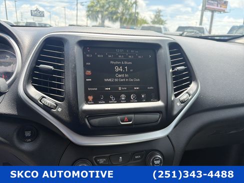 Used 2018 Jeep Cherokee Latitude Plus AWD/4WD image 16