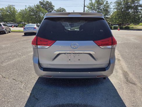 Used 2014 Toyota Sienna Limited w/ Limited Premium Package FWD image 4