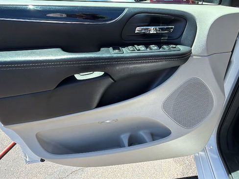 Used 2017 Dodge Grand Caravan SXT FWD image 17