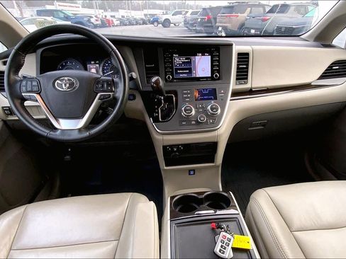 Used 2020 Toyota Sienna XLE w/ XLE Navigation Package image 15