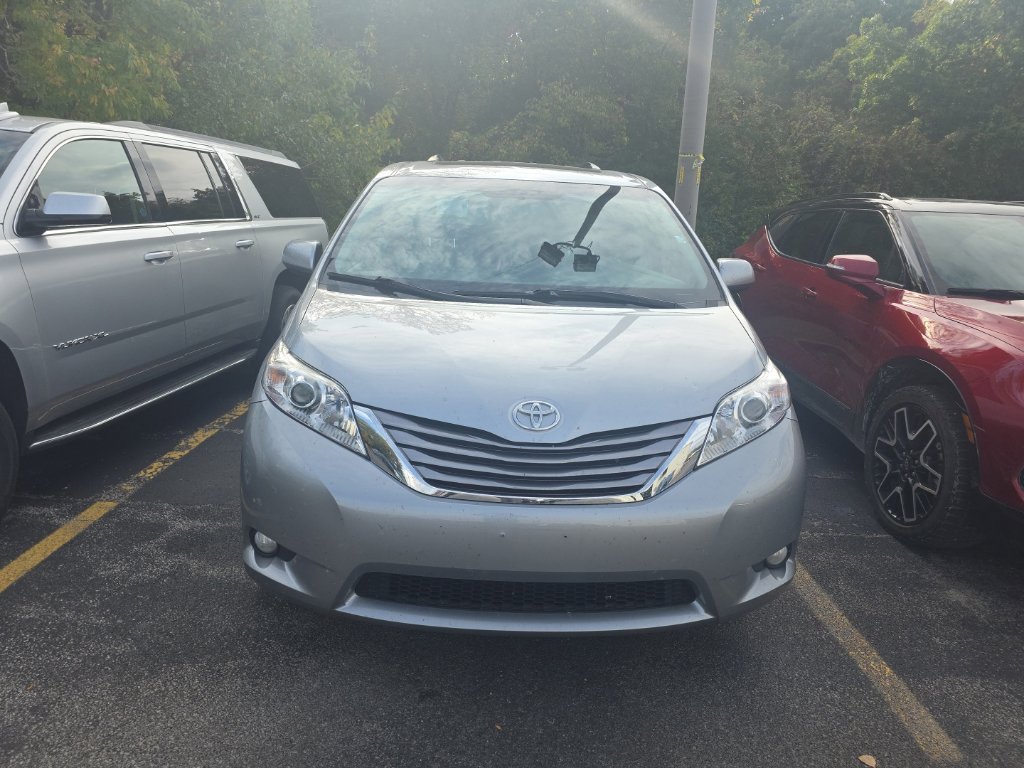 Used 2017 Toyota Sienna XLE w/ XLE Navigation Package AWD/4WD image 2