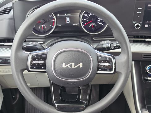 Used 2024 Kia Carnival LX FWD image 13