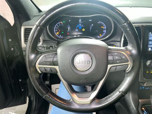 Used 2020 Jeep Grand Cherokee Laredo AWD/4WD image 16