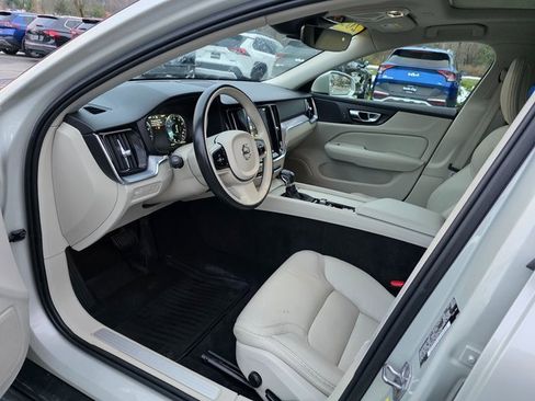 Used 2020 Volvo V60 T5 Cross Country image 15