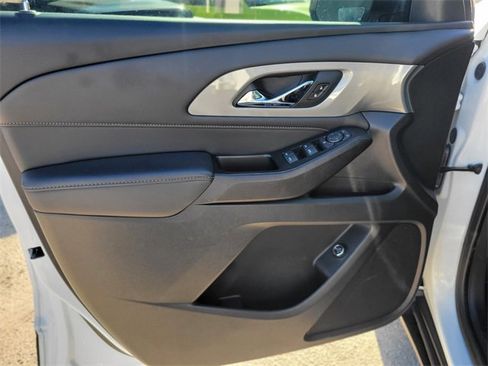 Used 2023 Chevrolet Traverse LT image 14