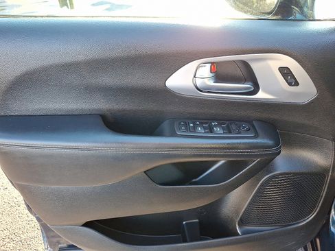 Certified 2022 Chrysler Pacifica Touring-L w/ S Appearance Package image 13