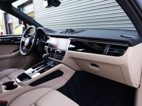 Certified 2026 Porsche Macan AWD/4WD image 35