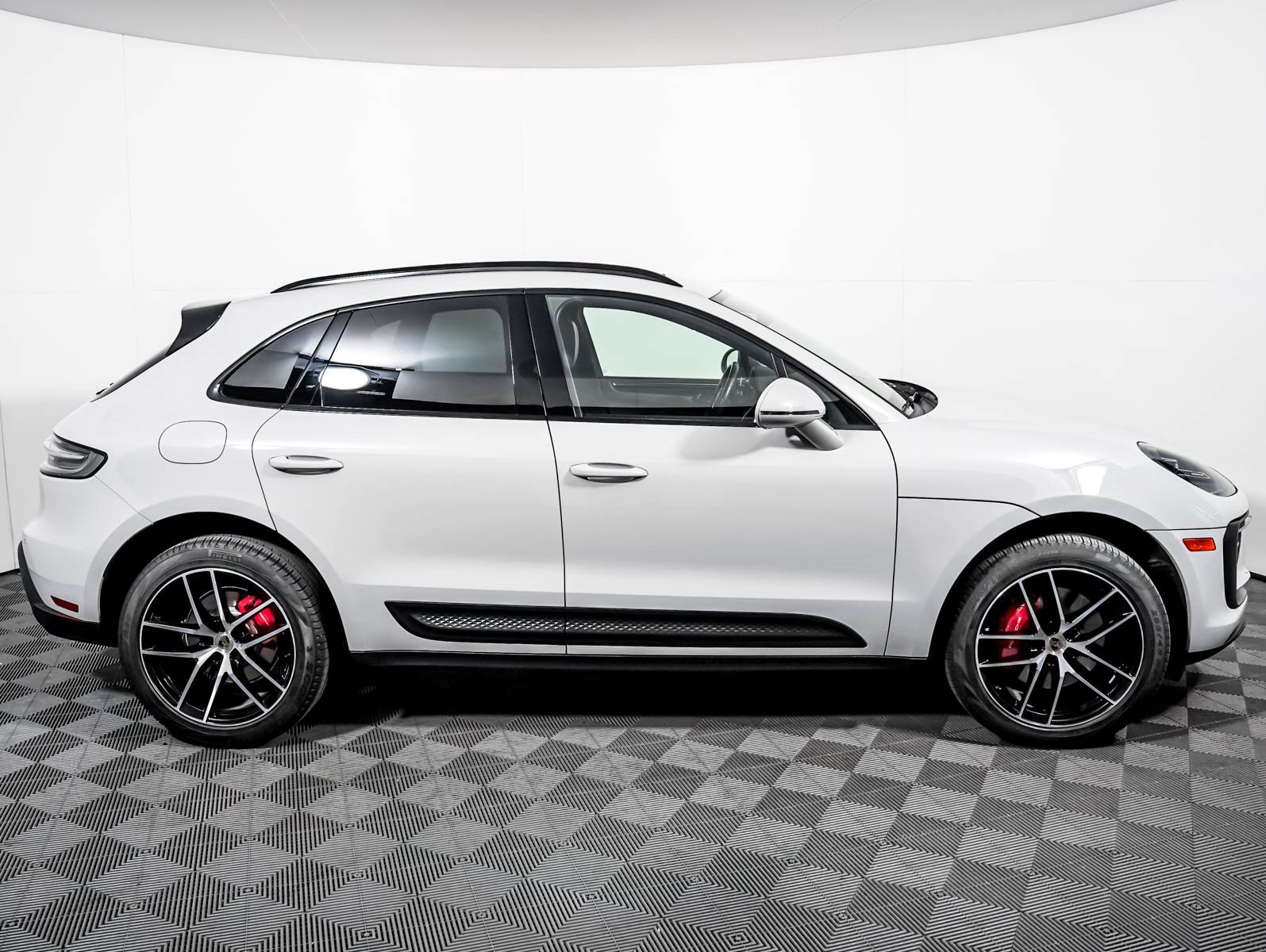 Certified 2023 Porsche Macan S AWD/4WD image 9