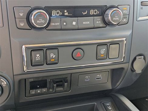 Used 2024 Nissan Titan SV w/ SV Convenience Package image 18