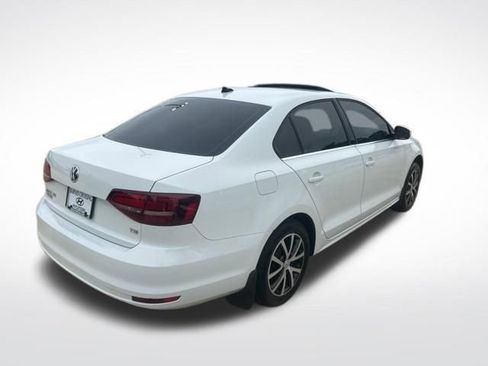 Used 2018 Volkswagen Jetta SE FWD image 3