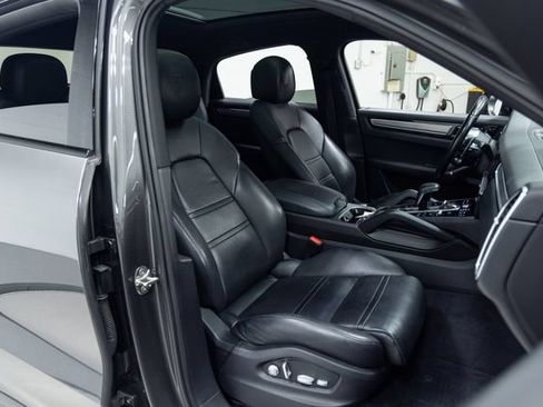Used 2020 Porsche Cayenne AWD/4WD image 25