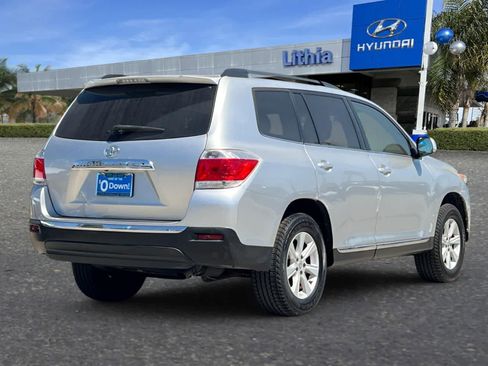 Used 2013 Toyota Highlander Plus FWD image 3