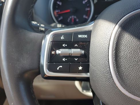 Used 2022 Kia Carnival LX image 19