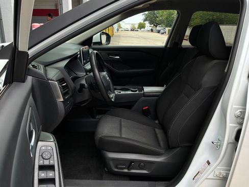 Used 2025 Nissan Rogue SV AWD/4WD image 10