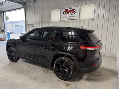 Used 2023 Jeep Grand Cherokee Limited w/ Black Appearance Package AWD/4WD image 14