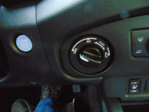Used 2022 Nissan Frontier SV AWD/4WD image 23