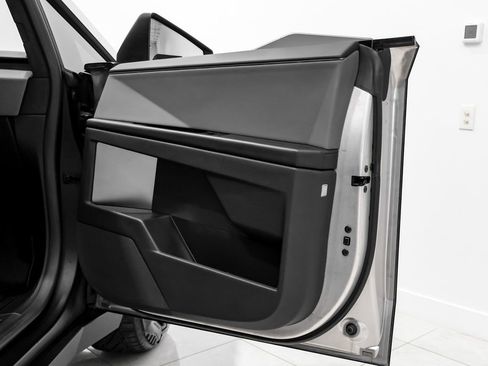 Used 2024 Tesla Cybertruck AWD Crew Cab image 39