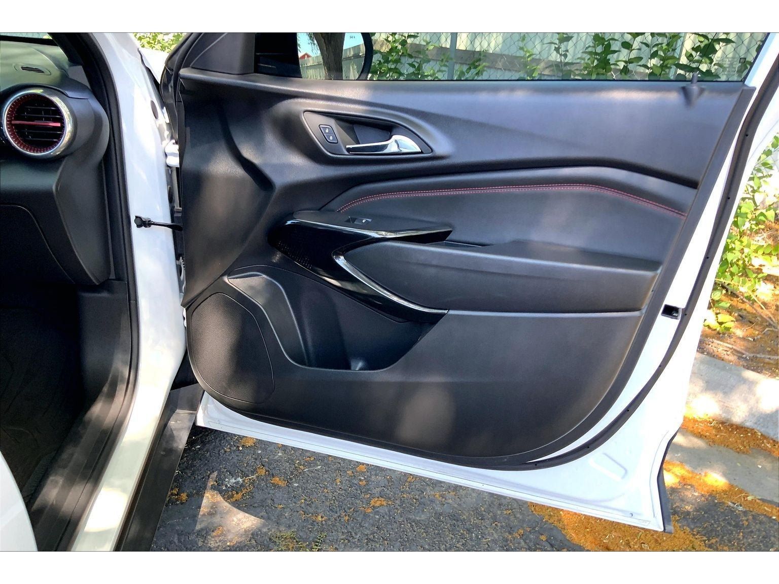 Used 2024 Chevrolet Trax RS w/ Sunroof Package FWD image 26