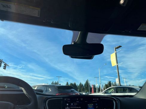 Used 2025 Chrysler Pacifica Limited image 17