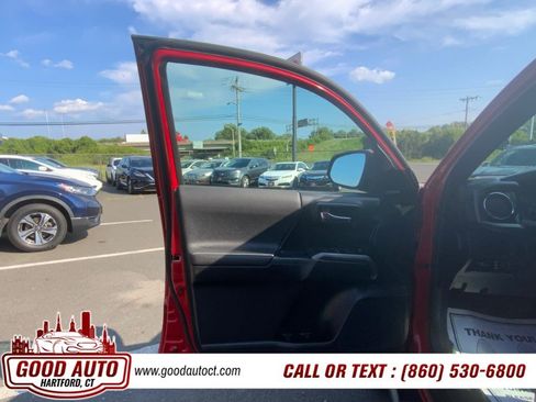 Used 2019 Toyota Tacoma TRD Sport w/ Technology Package AWD/4WD image 4