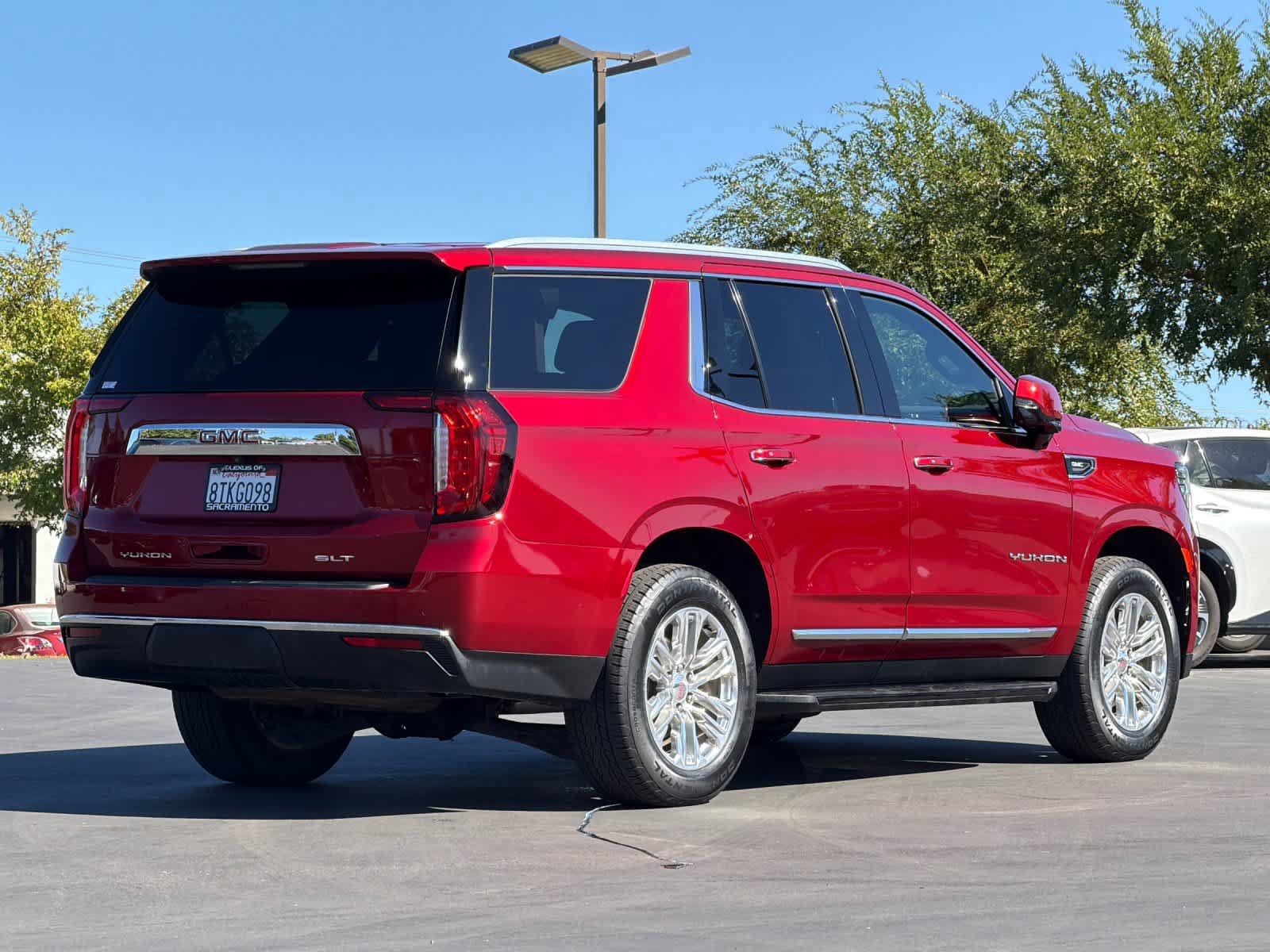 Used 2021 GMC Yukon SLT w/ SLT Luxury Plus Package AWD/4WD image 2