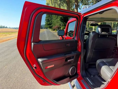 Used 2005 HUMMER H2 SUT w/ Preferred Equipment Group AWD/4WD image 25