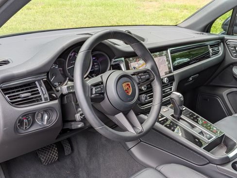 Certified 2026 Porsche Macan AWD/4WD image 4