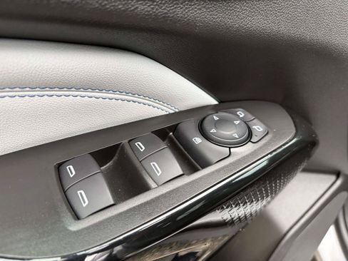 Used 2025 Chevrolet Trax LT w/ LT Convenience Package FWD image 6