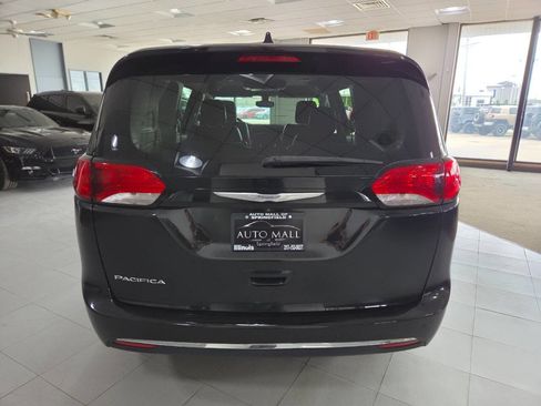 Used 2017 Chrysler Pacifica Touring-L w/ Tire & Wheel Group FWD image 6