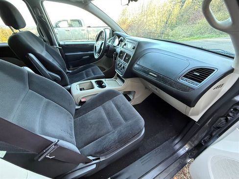 Used 2016 Dodge Grand Caravan SXT image 9