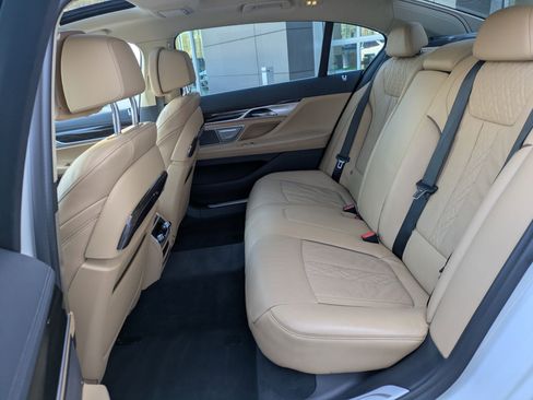 Used 2022 BMW 750i xDrive image 30