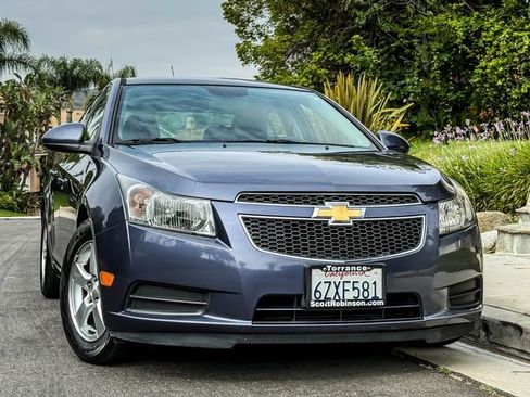 Used 2013 Chevrolet Cruze LT w/ Technology Package FWD image 4