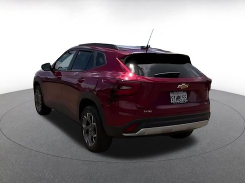 Used 2025 Chevrolet Trax LT FWD image 8