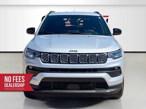 Used 2025 Jeep Compass Latitude AWD/4WD image 2
