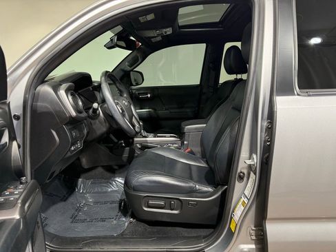 Used 2021 Toyota Tacoma TRD Sport w/ TRD Premium Sport Package AWD/4WD image 12