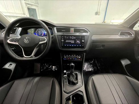 Used 2024 Volkswagen Tiguan SE image 18