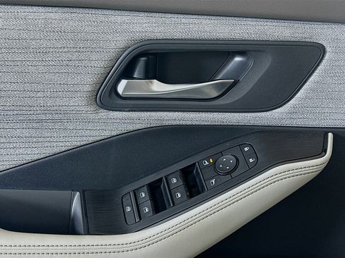 Used 2023 Nissan Rogue SV image 15