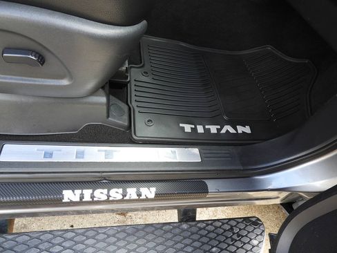 Used 2018 Nissan Titan SL w/ Chrome Package AWD/4WD image 30
