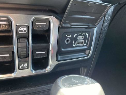 Used 2018 Jeep Wrangler Unlimited Sahara AWD/4WD image 19