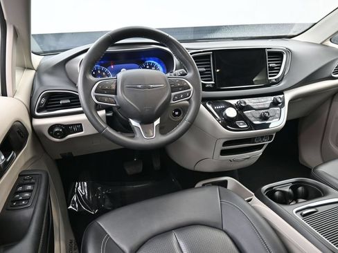 Used 2024 Chrysler Pacifica Touring-L FWD image 10