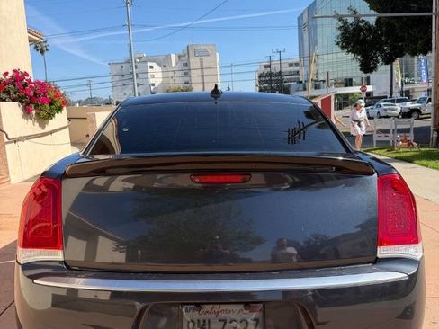 Used 2018 Chrysler 300 Touring w/ Chrome Appearance Package image 8