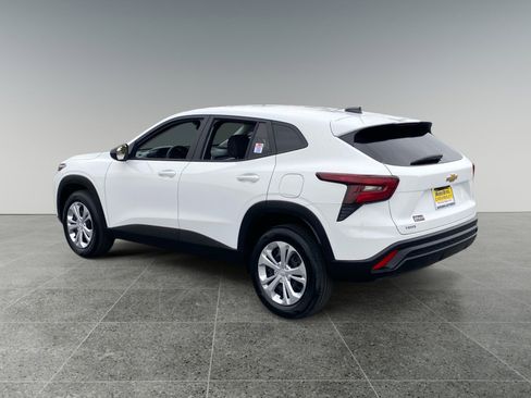 Used 2025 Chevrolet Trax LS image 3
