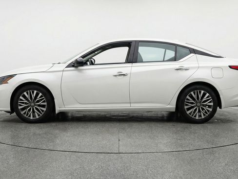 Used 2025 Nissan Altima 2.5 SV image 5
